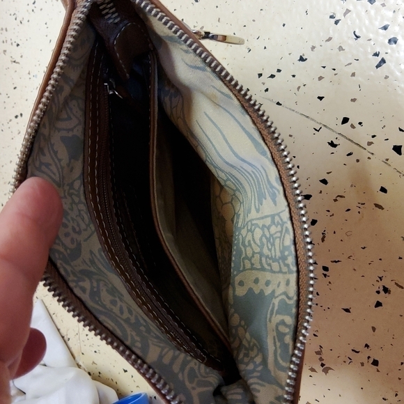 Tignanello leather crossbody purse EUC - Picture 4 of 5